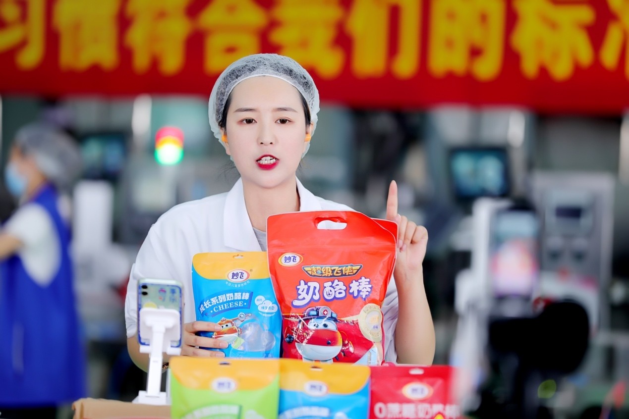 人在商店前低可信度描述已自动生成